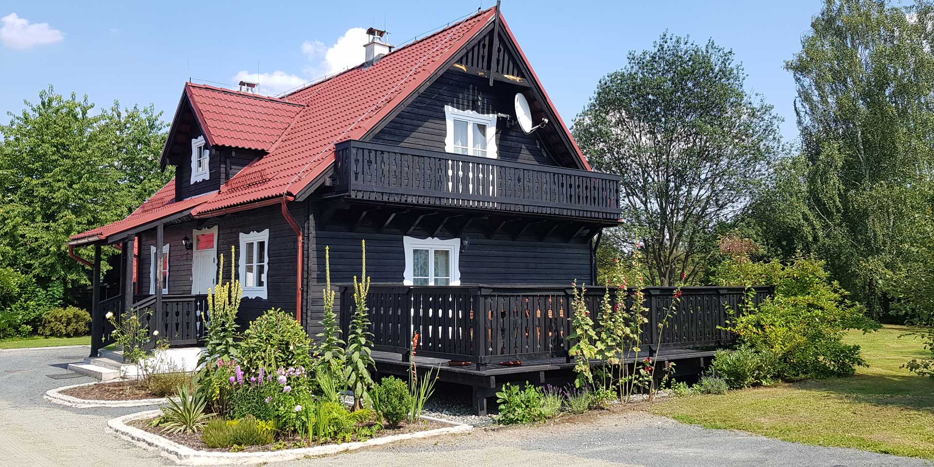 Dom w czasie lata - widok od strony wejścia